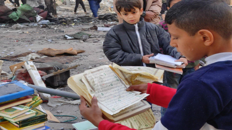 صور| أطفال يجمعون المصاحف من حطام مسجد الهدى بعد القصف الإسرائيلي على رفح